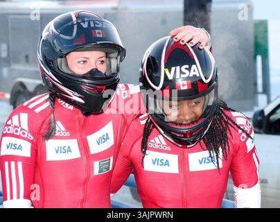 3 déc. 2010 - Calgary, Alberta, Canada - la pilote canadienne Helen Upperton, à gauche, et Shelly-Ann Brown célèbrent avoir terminé troisièmes lors de la Coupe du monde féminine de bobsleigh à Calgary le vendredi 3, . (Crédit image : © Larry MacDougal via ZUMA Wire) Banque D'Images