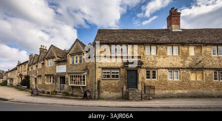 Rangée de chalets en pierre mitoyenne et boutique typiquement anglaise dans le village de Lacock, Wiltshire, Angleterre, Royaume-Uni Banque D'Images