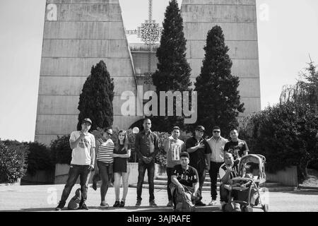 10 juin 2017 - Un groupe de rois latins pose pour une photo devant l'église du cimetière où leur ami Boricua est enterré Boricua wa sone des premiers membres du gang en Italie et a été poignardé à mort en 2009 lors d'une bagarre. (Crédit image : © Nicolas Enriquez via ZUMA Wire) Banque D'Images