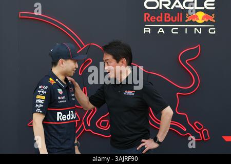 SAKHIR, BAHREÏN - 11 AVRIL : Ayumu Iwasa s'entretient avec Koji Watanabe, président du HRC dans le paddock lors des essais en vue du Grand Prix de F1 de Bahreïn sur le circuit international de Bahreïn le 11 avril 2025 à Sakhir, Bahreïn. (Photo de Qian Jun/Paddocker) Banque D'Images