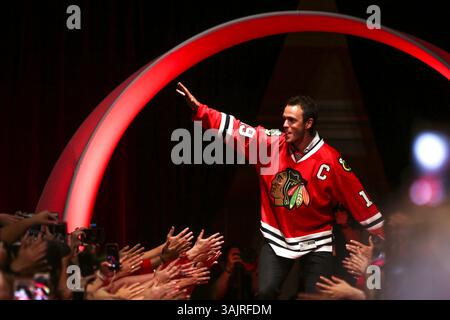 19 août 2014 - Chicago, il, États-Unis - Jonathan Toews, capitaine des Blackhawks de Chicago, accueille les fans lors de la cérémonie d'ouverture de la Convention Blackhawks 2017 à l'hôtel Hilton Downtown Chicago à Chicago le vendredi 21 juillet 2017. (Crédit image : © Alexandra Wimley/TNS via ZUMA Wire) Banque D'Images