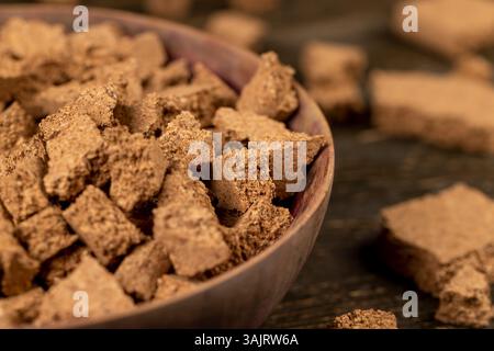 petits morceaux d'écorce de liège à usage domestique, gros plan morceaux dans un bol en bois Banque D'Images