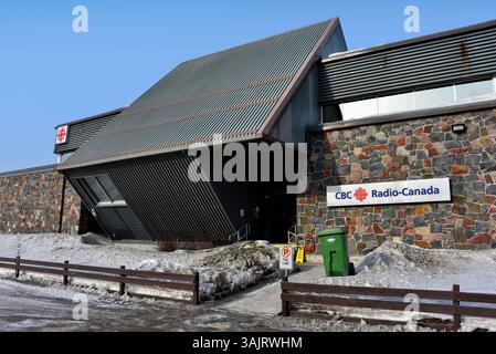 Yellowknife, Canada - 31 avril 2025 : CBC et CBC Radio-Canada bâtissent sur Forrest Drive. La Société Radio-Canada est une société d'État Banque D'Images