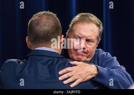 30 juillet 2017 ; Foxborough, ma, États-Unis ; Bill Belichick, entraîneur-chef des Patriots de la Nouvelle-Angleterre, et Rob Ninkovich Embrace lors d'une conférence de presse pour annoncer sa retraite au stade Gillette. Anthony Nesmith/Cal Sport Media(image de crédit : &copy ; Anthony Nesmith/CSM via ZUMA Wire) Banque D'Images