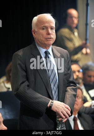 23 février 2009 - Washington, District of Columbia, États-Unis d'Amérique - Washington, DC - 23 février 2009 -- le sénateur américain John McCain (républicain de l'Arizona) fait une déclaration au président Barack Obama à la clôture du Sommet sur la responsabilité fiscale à la Maison Blanche à Washington, DC le lundi 23 février 2009..crédit : Ron Sachs - Pool via CNP (crédit image : © Ron Sachs/CNP via ZUMA Wire) Banque D'Images