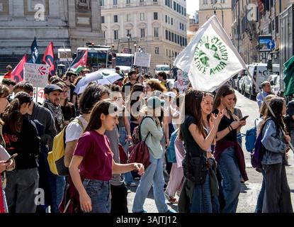 Rome, Italie. 11 avril 2025. Grève climatique mondiale appelée par le mouvement environnemental Fridays for future pour attirer l'attention sur la conversion écologique. Des manifestations similaires ont eu lieu dans de nombreuses villes italiennes ainsi qu'à Rome. (Photo de Patrizia Cortellessa/Pacific Press) crédit : Pacific Press Media production Corp./Alamy Live News Banque D'Images