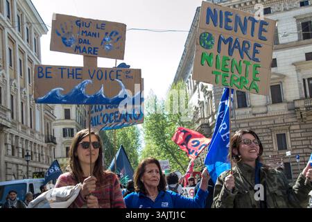 Rome, Italie. 11 avril 2025. Grève climatique mondiale appelée par le mouvement environnemental Fridays for future pour attirer l'attention sur la conversion écologique. Des manifestations similaires ont eu lieu dans de nombreuses villes italiennes ainsi qu'à Rome. (Photo de Patrizia Cortellessa/Pacific Press) crédit : Pacific Press Media production Corp./Alamy Live News Banque D'Images