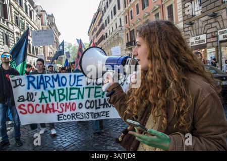Rome, Italie. 11 avril 2025. Grève climatique mondiale appelée par le mouvement environnemental Fridays for future pour attirer l'attention sur la conversion écologique. Des manifestations similaires ont eu lieu dans de nombreuses villes italiennes ainsi qu'à Rome. (Photo de Patrizia Cortellessa/Pacific Press) crédit : Pacific Press Media production Corp./Alamy Live News Banque D'Images
