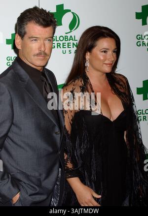 24 mars 2004 - Century City, CA, États-Unis - Mar. 24, 2004 ; Century City, CA, États-Unis; L'acteur PIERCE BROSNAN et son épouse KEELY SHAYE SMITH lors de la Global Green USA Celebration pour Mikhail Gorbatchev pour marquer le 10e anniversaire, récipiendaire 2004 Millennium Awards. Crédit obligatoire : photo de Laura Farr/AdMedia. (â©) Copyright 2004 par Laura Farr Banque D'Images