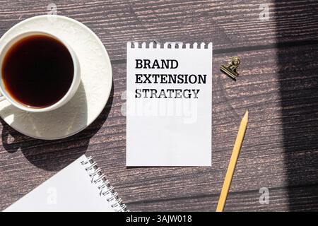 Épingles à linge et une feuille de carnet avec l'inscription - local Based Marketing. Banque D'Images