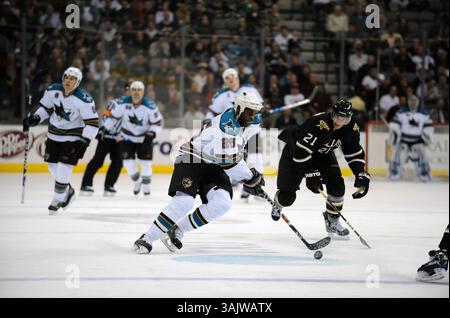 23 février 2009 : Mike Grier, aile droite des Sharks de San Jose #25 patine avec la rondelle dans un match de la LNH entre les Sharks de San Jose et les Stars de Dallas au American Airlines Center de Dallas, TX San Jose a battu Dallas 1-0 (crédit image : © Albert Pena/Cal Sport Media) Banque D'Images