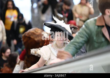 Chicago, Illinois, États-Unis. 11 avril 2025. La Chicago Comic and Entertainment Expo (C2E2), la plus grande convention de culture pop bourrée dans le Midwest, accueille jusqu'à 100 000 visiteurs, donne le coup d'envoi de l'événement de trois jours avec des panels, des visiteurs costumés, du cosplay, des jeux vidéo, des personnages d'anime, avec une célébrité invitée, y compris des autographes et des occasions de prendre des photos. (Crédit image : © Pat A. Robinson/ZUMA Press Wire) USAGE ÉDITORIAL SEULEMENT ! Non destiné à UN USAGE commercial ! Banque D'Images