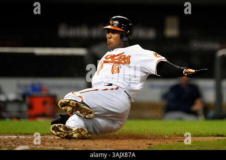 7 mai 2009 : Melvin Mora #6 pour les Orioles de Baltimore glisse en toute sécurité dans la plaque de la maison dans un match contre les Twins du Minnesota en visite à Oriole Park à Camden Yards à Baltimore, Maryland. Les Orioles battent les jumeaux 5 - 4 (crédit image : © Joy Absalon/Cal Sport Media) Banque D'Images