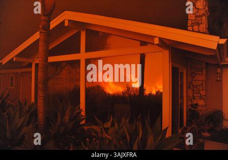 07 mai 2009 - Santa Barbara, CA, États-Unis d'Amérique - JESUSITA JOUR D'INCENDIE 3. Flammes reflétées dans une fenêtre sur Santa Teresita Road à Santa Barbara. (Crédit image : © Mike Eliason/Santa Barbara News Press/ZUMA Press) RESTRICTIONS : * Santa Barbara et Ventura County Rights OUT * Banque D'Images
