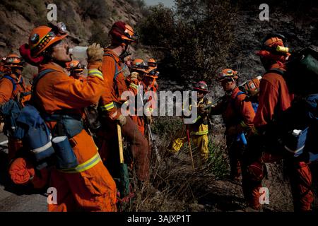 08 mai 2009 - Santa Barbara, Californie, États-Unis - les membres du département californien des forêts et de la protection contre les incendies, connu sous le nom de Cal Fire, équipe de pompiers de base alors qu'ils se préparent à nettoyer les broussailles près de la route 154 juste au nord de Santa Barbara. Le feu avait sauté la route la nuit dernière avant de menacer plusieurs communautés. Lee Bentley, responsable de l'information publique sur la gestion des incidents interagences de lutte contre les incendies de Californie du Sud, a déclaré que les équipes de pompiers concentraient la majorité de leurs efforts sur la prévention du feu de traverser à nouveau. (Crédit image : © Daryl Peveto/ZUMA Press) Banque D'Images