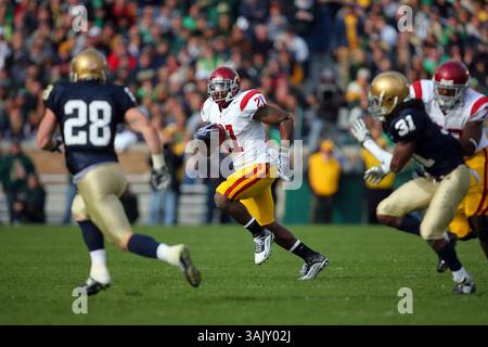 17 octobre 2009 : USC Running back Allen Bradford (21 ans) en action lors d'un match de football NCAA entre l'Université de notre Dame Fighting Irish et l'Université de Californie du Sud Trojans au stade notre Dame de South Bend, Indiana, remporté par les Trojans 34-27.(crédit image : © Dennis Wierzbicki/Cal Sport Media/ZUMA Press)(crédit : © Dennis Wierzbicki/Cal Sport Media) Banque D'Images