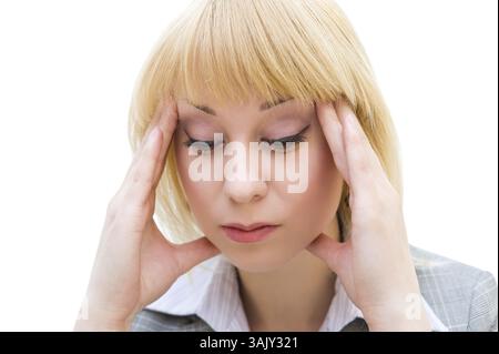 Une jeune femme blonde souffre de maux de tête Banque D'Images