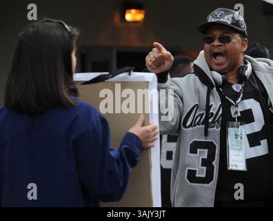 Ed Willis, fan des Raiders, de Tracy, pointe alors qu'il se dispute avec le manifestant Deniz Bolbo de Redwood City avant le match d'Oakland Raiders contre Philadelphia Eagles le dimanche 18 octobre 2009, au Oakland Coliseum à Oakland, Calif. Environ 20 personnes se tenaient debout avec des pancartes protestant contre l'arrivée du quarterback de la NFL Michael Vick. Vick a purgé 18 mois de prison pour son implication dans un réseau illégal de combat de chiens. (Jose Carlos Fajardo/personnel) Banque D'Images