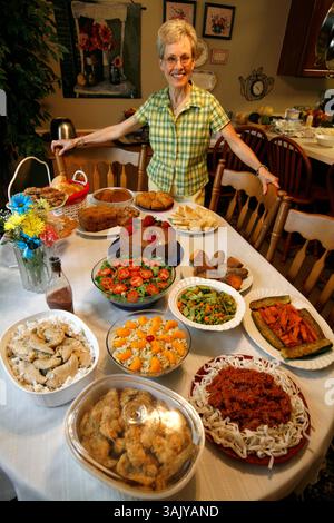 Tous ces plats sans gluten, présentés le mercredi 13 mai 2009 à la maison Falwell à Georgetown, Kentucky. , Ont été préparés par Jan Falwell (illustré). Jan Falwell a parlé de la façon dont elle a changé ses habitudes culinaires après avoir été diagnostiquée avec la maladie cœliaque. Elle a préparé plusieurs plats sans gluten. (La maladie cœliaque est une maladie digestive qui endommage l'intestin grêle et interfère avec l'absorption des nutriments des aliments. Les personnes atteintes de la maladie cœliaque ne peuvent tolérer le gluten, une protéine présente dans le blé, le seigle et l'orge.) Photo de David Perry | personnel (crédit image : © Lexington Herald-leader/ZUMA Press) Banque D'Images
