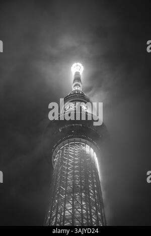 Tokyo Skytree brille à travers les nuages la nuit, vue d'en bas à Asakusa, Japon Banque D'Images