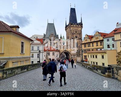 Touristes marchant sur le célèbre pont Charles à la région de Mala Strana à travers les tours de la petite ville à Prague, République tchèque Banque D'Images