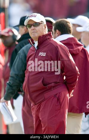 01 janvier 2010 - Jacksonville, Floride, États-Unis - 01 janvier 2010 : Bobby Bowden, entraîneur-chef de l'État de Floride, sur la touche lors de l'action de football du Konica Minolta Gator Bowl College entre les West Virginia Mountaineers et les Florida State Seminoles a joué au Jacksonville Municipal Stadium à Jacksonville, Floride, le 1er janvier 2010. Florida State a battu West Virginia 33-21.(image crédit : © Gray Quetti/Cal Sport Media/ZUMApress.com) Banque D'Images