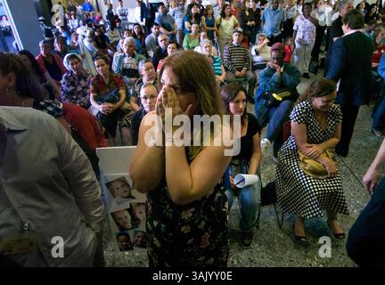 K.C. Smith réagit au stress d'écouter le Conseil des superviseurs du comté de Sacramento discuter des coupes budgétaires dans les services de santé et les services sociaux tout en regardant les moniteurs de télévision dans le hall après que des citoyens inquiets ont débordé la salle de réunion dans le bâtiment de l'administration du comté, jeudi 14 mai 2009. Smith est un résident de Mather Community Housing où l'État propose de couper leur centre familial. (Crédit image : © Sacramento Bee/ZUMA Press) Banque D'Images