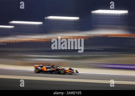 Sakhir, Bahreïn. 11 avril 2025. Le pilote britannique Lando Norris de McLaren pilote lors de la deuxième séance d'essais libres du Grand Prix de formule 1 de Bahreïn sur le circuit international de Bahreïn à Sakhir, Bahreïn, le 11 avril 2025. Crédit : Qian Jun/Xinhua/Alamy Live News Banque D'Images