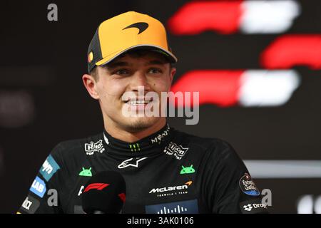 Sakhir, Bahreïn. 11 avril 2025. Le pilote britannique Lando Norris de McLaren est interviewé après la deuxième séance d'essais libres du Grand Prix de formule 1 de Bahreïn sur le circuit international de Bahreïn à Sakhir, Bahreïn, le 11 avril 2025. Crédit : Qian Jun/Xinhua/Alamy Live News Banque D'Images