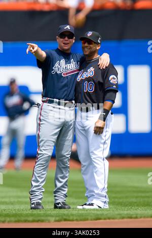 13 mai 2009 : le troisième joueur de base des Atlanta Braves Chipper Jones #10 discute avec le joueur de gauche des New York mets Gary Sheffield #10 avant le match entre les Atlanta Braves et les New York mets au Citi Field à New York. (Crédit image : © Chris Szagola/Cal Sport Media) Banque D'Images