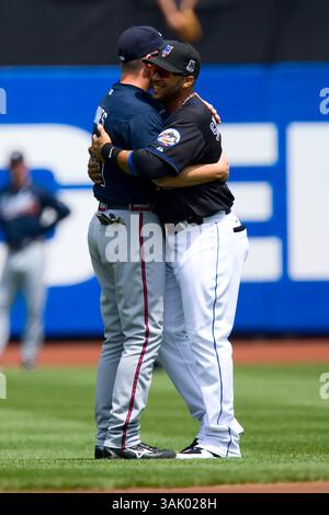 13 mai 2009 : le troisième joueur de base des Atlanta Braves Chipper Jones #10 et le joueur de gauche des New York mets Gary Sheffield #10 s'embrassent avant le match entre les Atlanta Braves et les New York mets au Citi Field à New York. Les Braves battent les mets, 8-7 en 12 manches. (Crédit image : © Chris Szagola/Cal Sport Media) Banque D'Images