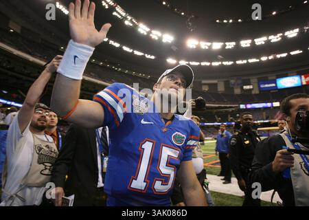 02 janvier 2010 - Nouvelle-Orléans, LOS ANGELES, États-Unis - 1er janvier 2010 : le quarterback de Floride Tim Tebow (15 ans) après avoir battu Cincinnati lors de l'Allstate Sugar Bowl 2010 dans le Louisiana Superdome à la Nouvelle-Orléans, LOS ANGELES. Tyler Kaufman/CSM. (Crédit image : © Tyler Kaufmann/Cal Sport Media/ZUMApress.com) Banque D'Images