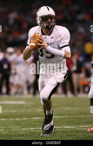 02 janvier 2010 - Nouvelle-Orléans, LOS ANGELES, États-Unis - 1er janvier 2010 : le quarterback de Cincinnati Tony Pike (15 ans) contre la Floride lors de l'Allstate Sugar Bowl 2010 au Louisiana Superdome à la Nouvelle-Orléans, LOS ANGELES. Tyler Kaufman/CSM. (Crédit image : © Tyler Kaufmann/Cal Sport Media/ZUMApress.com) Banque D'Images