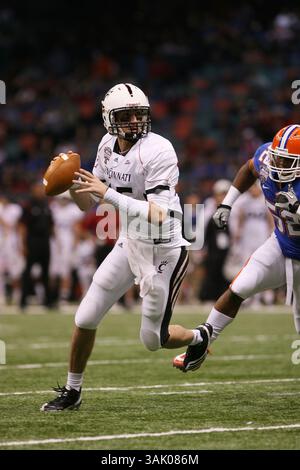 02 janvier 2010 - Nouvelle-Orléans, LOS ANGELES, États-Unis - 1er janvier 2010 : le quarterback de Cincinnati Tony Pike (15 ans) contre la Floride lors de l'Allstate Sugar Bowl 2010 au Louisiana Superdome à la Nouvelle-Orléans, LOS ANGELES. Tyler Kaufman/CSM. (Crédit image : © Tyler Kaufmann/Cal Sport Media/ZUMApress.com) Banque D'Images