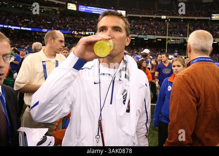 02 janvier 2010 - Nouvelle-Orléans, LOS ANGELES, États-Unis - 1er janvier 2010 : Urban Meyer, entraîneur-chef de Floride contre Cincinnati lors de l'Allstate Sugar Bowl 2010 au Louisiana Superdome à la Nouvelle-Orléans, LOS ANGELES. Tyler Kaufman/CSM. (Crédit image : © Tyler Kaufmann/Cal Sport Media/ZUMApress.com) Banque D'Images