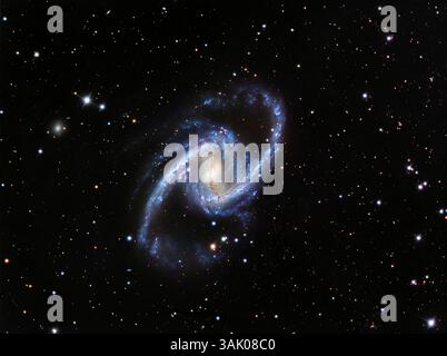 Grande galaxie spirale barrée. Image composite de la Grande galaxie spirale barrée (NGC 1365). Cette galaxie spirale barrée se trouve à environ 56 millions d'années-lumière de la Terre, dans la constellation de Fornax. Il s'étend sur 200 000 années-lumière. Sa taille, rivalisée seulement par M101, une autre spirale géante dans l'univers local, fait de NGC 1365 une véritable galaxie supergéante. Banque D'Images