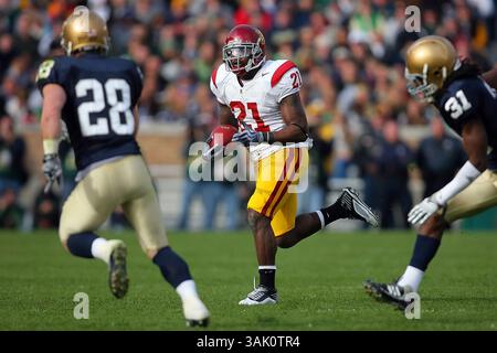 17 octobre 2009 : USC Running back Allen Bradford (21 ans) en action lors d'un match de football NCAA entre l'Université de notre Dame Fighting Irish et l'Université de Californie du Sud Trojans au stade notre Dame de South Bend, Indiana, remporté par les Trojans 34-27.(crédit image : © Dennis Wierzbicki/Cal Sport Media/ZUMA Press)(crédit : © Dennis Wierzbicki/Cal Sport Media) Banque D'Images