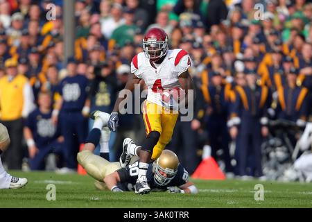 17 octobre 2009 : USC Running back Joe McKnight (4) en action lors d'un match de football NCAA entre l'Université de notre Dame Fighting Irish et les Trojans de l'Université de Californie du Sud au stade notre Dame de South Bend, Indiana, remporté par les Trojans 34-27.(crédit image : © Dennis Wierzbicki/Cal Sport Media/ZUMA Press)(crédit : © Dennis Wierzbicki/Cal Sport Media) Banque D'Images