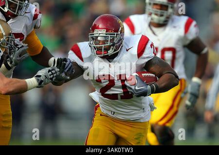 17 octobre 2009 : USC Running back Allen Bradford (21 ans) en action lors d'un match de football NCAA entre l'Université de notre Dame Fighting Irish et l'Université de Californie du Sud Trojans au stade notre Dame de South Bend, Indiana, remporté par les Trojans 34-27.(crédit image : © Dennis Wierzbicki/Cal Sport Media/ZUMA Press)(crédit : © Dennis Wierzbicki/Cal Sport Media) Banque D'Images