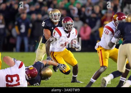 17 octobre 2009 : USC Running back Joe McKnight (4) en action lors d'un match de football NCAA entre l'Université de notre Dame Fighting Irish et les Trojans de l'Université de Californie du Sud au stade notre Dame de South Bend, Indiana, remporté par les Trojans 34-27.(crédit image : © Dennis Wierzbicki/Cal Sport Media/ZUMA Press)(crédit : © Dennis Wierzbicki/Cal Sport Media) Banque D'Images