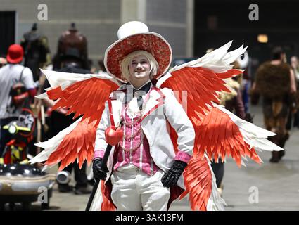 Chicago, Illinois, États-Unis. 11 avril 2025. Une personne en costume à la Chicago Comic and Entertainment Expo (C2E2), qui accueille jusqu'à 100 000 visiteurs, donne le coup d'envoi de l'événement de trois jours avec des panneaux, des visiteurs costumés, du cosplay, des jeux vidéo, des personnages d'anime, avec des invités célèbres. (Crédit image : © Pat A. Robinson/ZUMA Press Wire) USAGE ÉDITORIAL SEULEMENT ! Non destiné à UN USAGE commercial ! Banque D'Images