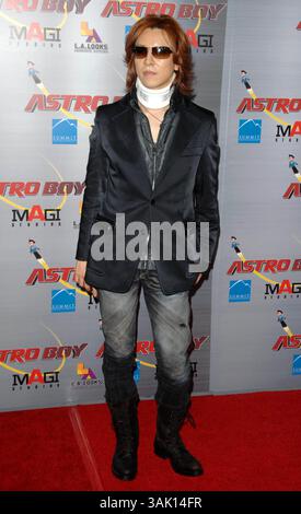 YOSHIKI assiste à la première d'Astro BOY à Los Angeles au Grauman's Chinese Theatre à Hollywood, Californie, le 19 octobre 2009. 2009.K62933DL (crédit image : © Dave Longendyke/Globe photos/ZUMAPRESS.com) Banque D'Images