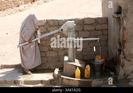 21 septembre 2009 - Tarin Kowt, Uruzgan, Afghanistan - des femmes afghanes puant de l'eau dans le puits local. (Crédit image : © ton Koene/ZUMA Press) Banque D'Images