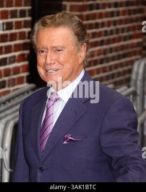 11 juin 2009 - New York, New York, États-Unis - L'animateur de talk-show Regis PHILBIN arrive pour son apparition dans 'The Late Show with David Letterman' au Ed Sullivan Theater. (Crédit image : © Nancy Kaszerman/ZUMA Press) Banque D'Images