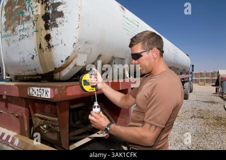21 septembre 2009 - Kandahar, Afghanistan - le carburant diesel est transporté par voie maritime à Karachi, au Pakistan, puis en Afghanistan dans des camions commerciaux. Les chauffeurs de ces camions courent des risques élevés car ils sont souvent attaqués par les talibans. Après l'arrivée du camion à Kandahar, la qualité du carburant est en cours d'examen et doit répondre à des exigences de qualité strictes. Le carburant est ensuite stocké dans de grands bladdertanks où les véhicules de l'armée peuvent être remplis. (Crédit image : © ton Koene/ZUMA Press) Banque D'Images