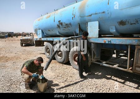 21 septembre 2009 - Kandahar, Afghanistan - le carburant diesel est transporté par voie maritime à Karachi, au Pakistan, puis en Afghanistan dans des camions commerciaux. Les chauffeurs de ces camions courent des risques élevés car ils sont souvent attaqués par les talibans. Après l'arrivée du camion à Kandahar, la qualité du carburant est en cours d'examen et doit répondre à des exigences de qualité strictes. Le carburant est ensuite stocké dans de grands bladdertanks où les véhicules de l'armée peuvent être remplis. (Crédit image : © ton Koene/ZUMA Press) Banque D'Images