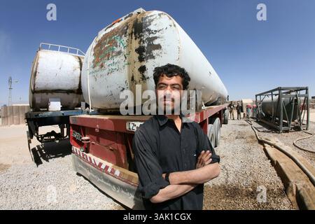 21 septembre 2009 - Kandahar, Afghanistan - le carburant diesel est transporté par voie maritime à Karachi, au Pakistan, puis en Afghanistan dans des camions commerciaux. Les chauffeurs de ces camions courent des risques élevés car ils sont souvent attaqués par les talibans. Après l'arrivée du camion à Kandahar, la qualité du carburant est en cours d'examen et doit répondre à des exigences de qualité strictes. Le carburant est ensuite stocké dans de grands bladdertanks où les véhicules de l'armée peuvent être remplis. (Crédit image : © ton Koene/ZUMA Press) Banque D'Images