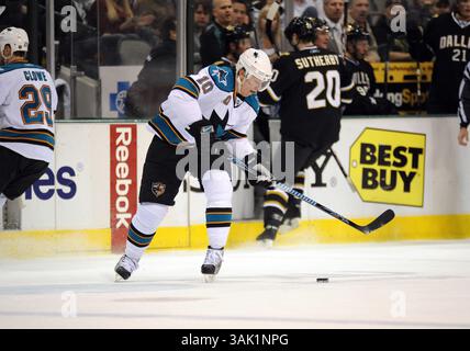 23 février 2009 : Christian Ehrhoff, défenseur #10 des Sharks de San Jose, patine avec la rondelle dans un match de la LNH entre les Sharks de San Jose et les Stars de Dallas au American Airlines Center de Dallas, TX San Jose a battu Dallas 1-0 (crédit image : © Albert Pena/Cal Sport Media) Banque D'Images