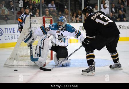23 février 2009 : Evgeni Nabokov, gardien des Sharks de San Jose, bloque un tir lors d'un match dans la LNH entre les Sharks de San Jose et les Stars de Dallas au American Airlines Center à Dallas, TX San Jose a battu Dallas 1-0 (crédit image : © Albert Pena/Cal Sport Media) Banque D'Images