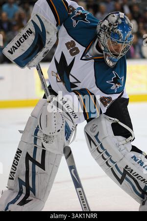 23 février 2009 : le gardien des Sharks de San Jose Evgeni Nabokov #20 patine pour la rondelle dans un match de la LNH entre les Sharks de San Jose et les Stars de Dallas au American Airlines Center à Dallas, TX San Jose a battu Dallas 1-0 (crédit image : © Albert Pena/Cal Sport Media) Banque D'Images